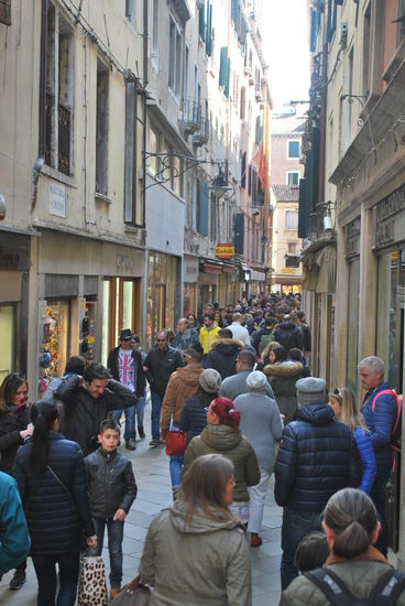 Keine 300 m mehr vom Markusplatz entfernt, in den Gassen wird es jetzt so richtig voll.