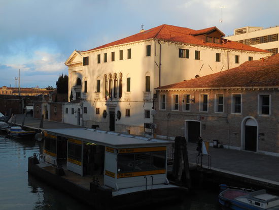 Mein Hotel Casa Sant´Andrea (das weiße Gebäude) am späteren Abend. Ich muss natürlich wieder 1000-mal raus zum Rauchen...