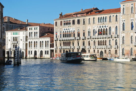 morgens sieht man auch ganz schön, wie eigentlich so der Alltag organisiert ist, wenn alles per Boot geregelt werden muss: Müllabfuhr, Warenlieferung, Post z.B. Aber ich sehe auch ein Ambulanzboot und ein Polizeiboot... Sicherlich hat jeder hier in Venedig einen Bootsführerschein, ein Boot und 3 Außenborder zuhause...
