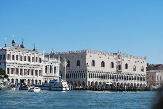 rechts der beeindruckende Dogenpalast