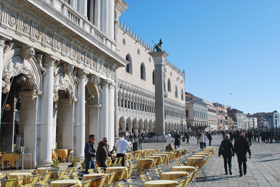 Die Frühaufsteher sind schon unterwegs, aber die Cafés noch leer