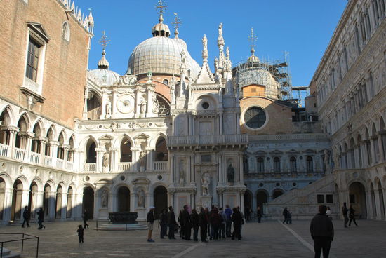 wie man sieht grenzt der Dogenpalast direkt an die Basilika San Marco