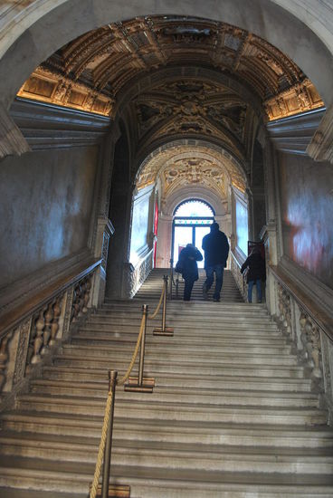 hier geht´s rein: Durch das goldene Treppenhaus