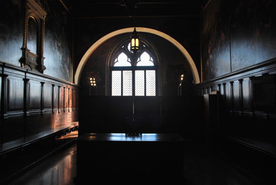 Düsterer Justizsaal