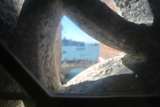 Für die meisten Häftlinge ist dies der letzte Blick auf Venedig und dann auch Grund genug für einen tiefen Seufzer angesichts ihres bevorstehenden Schicksals, das meistens nicht gut ausgeht...