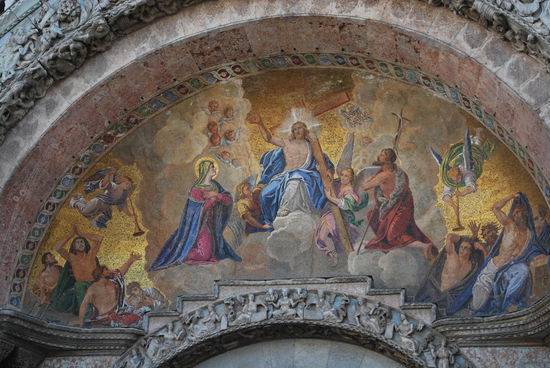 über dem Hauptportal