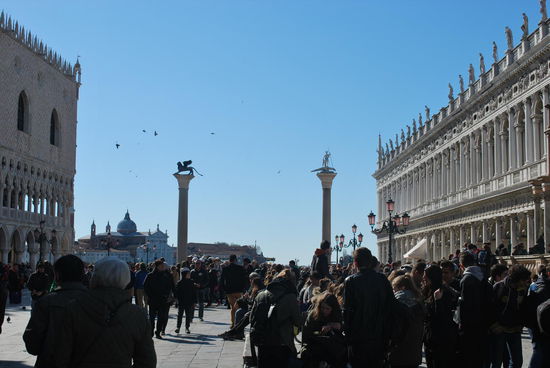 die beiden Säulen, die das Eingangstor der Stadt bilden...