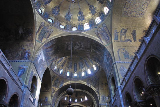 Im Inneren der Basilika - etwas düsterer byzantinischer Stil