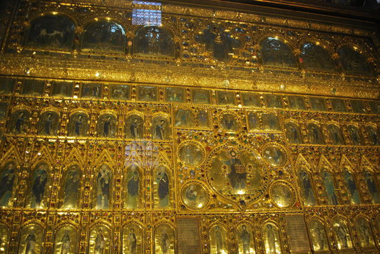 und es strotzt nur so vor Gold und Edelsteinen