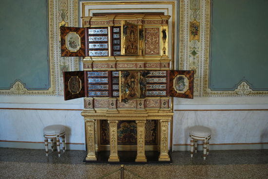 extravagantes Kabinett