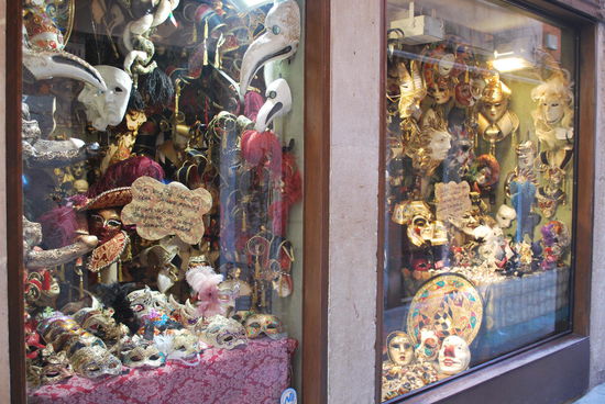 Es gibt unsäglich viel (teuren) Kitsch zu kaufen, insbesondere die Masken und natürlich alles aus echtem (oder gefälschtem) Muranoglas. Ich kaufe einen Bilderrahmen aus echtem Muranoglas.