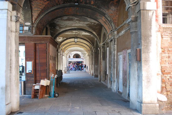 Hier geht´s zum berühmten Rialto-Markt, der heute am Feiertag jedoch nur aus ein paar wenigen geöffneten Obstständen besteht.