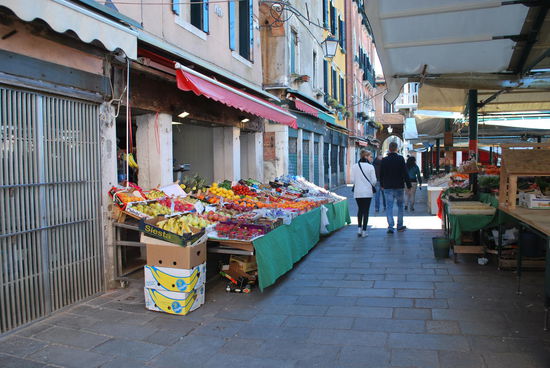 Reiseproviant für morgen kaufen: Apfel und Banane