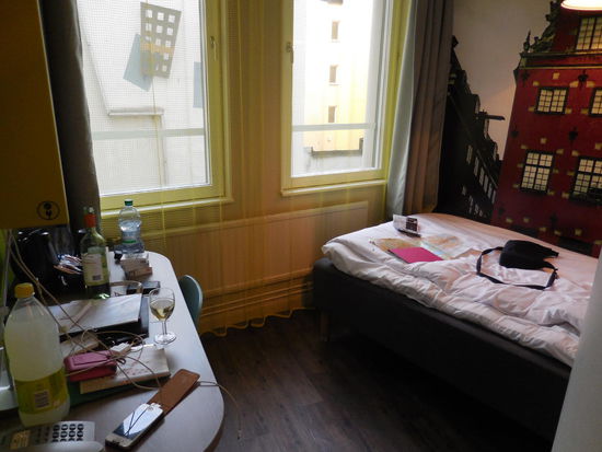 wie man sieht: Ich kann mich recht schnell in Hotelzimmern einrichten und für mein persönliches, gemütliches Chaos sorgen