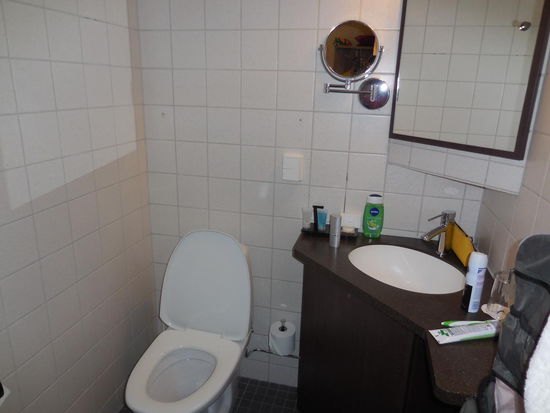 Skurril finde ich, dass es im Hotelzimmer in einem extra Regal 2 Hanteln unterschiedlicher Gewichtsklassen gibt. Die habe ich allerdings nicht angerührt...