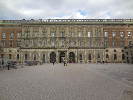 Das Stadtschloss ist riesig, abweisend und kalt. Aber normalerweise besuchbar. Nur heute und morgen leider nicht, das hatte ich vorab herausgefunden.