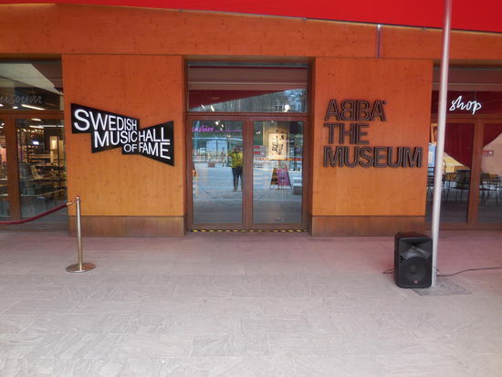 Ich bin die 1. vor der Tür, aber die ist noch zu. ABBA öffnet um 10.00 Uhr. Es läuft aber durchaus schon "Dancing Queen" aus den Boxen draußen...