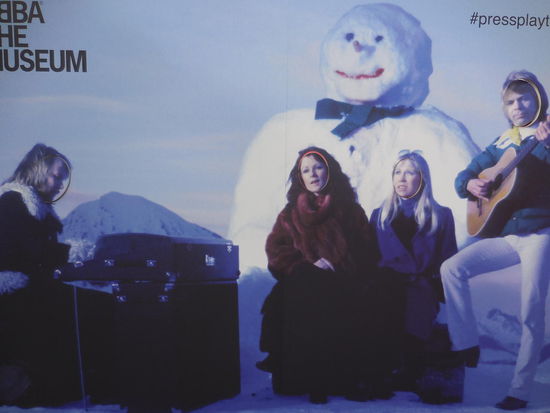 Und schon draußen darf man sich mir den Vieren amüsieren...