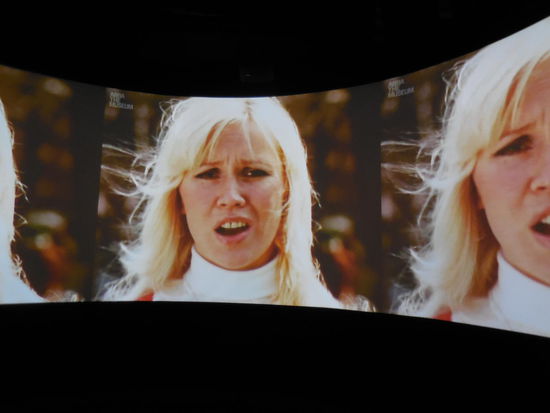 Zur Einstimmung gibt es in einem kleinen Panorama-Kino einen echt gut gemachten Einspielfilm mit Konzertausschnitten, Interview-Sequenzen, reichlich Musik-Schnippseln und schönen Fotos.