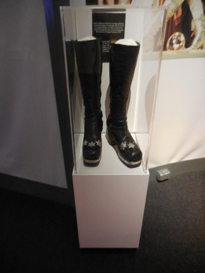 Benny stand nicht so sehr auf Plateau-Stiefel, dieses Paar waren angeblich seine einzigen...