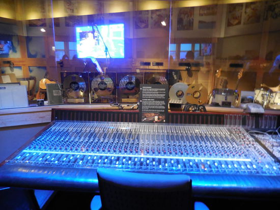 Mischpult. ABBA waren eigentlich zu fünft: Produzent, Manager usw. Stig Andersson gehörte auch fest zur Truppe dazu und ohne ihn hätte es ABBA nie gegeben.