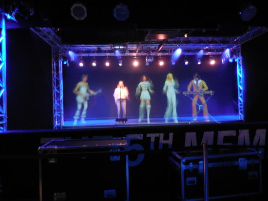 Und das ist jetzt DEINE Bühne ! Wer sich traut, darf on-stage und mit ABBA tanzen und singen. Half-playback, aber volle Kanne live-stage mit der virtuellen Band. Ich bin feige, und traue mich nicht. Eine Schwedin macht es und ich bin begeistert !