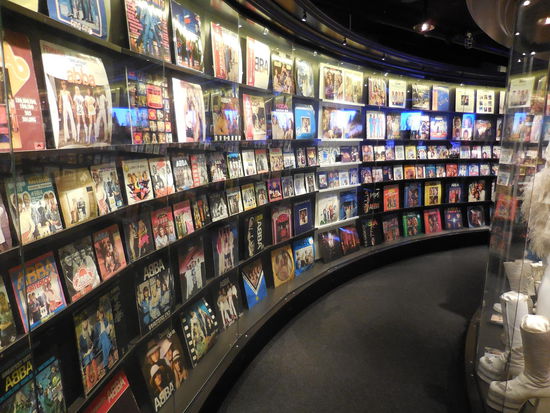 Alles verdient und nicht an der hohen, schwedischen Steuer vorbei. Es gibt einfach keine ABBA-Skandale. Jedenfalls weiß ich von keinen.