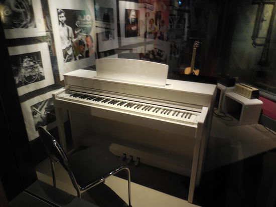 und irgendwann waren sie alle geschieden, die Luft war raus. Ihre eigene Legende haben sie sich nie kaputt gemacht,  indem sie nie davon abgewichen sind, sich endgültig getrennt zu haben. Alle leben noch immer im teuren Schweden.