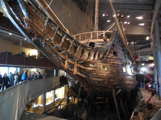 Da kannst du dich auf den Kopf stellen, du wirst die Vasa niemals im Ganzen auf ein Foto drauf bekommen !