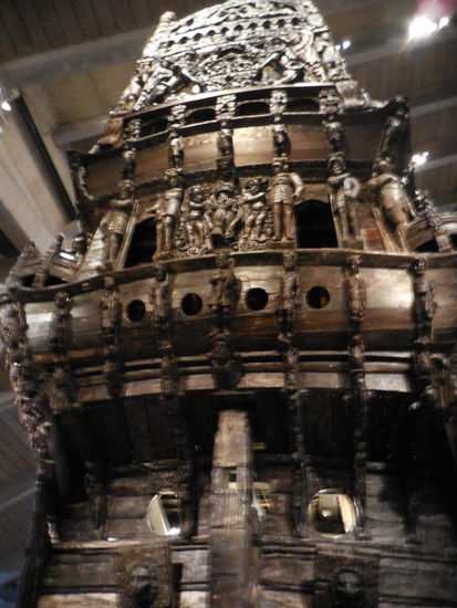 Als wenn das Gewicht der 64 Kanonen noch nicht genug gewesen wäre, auch noch tonnenschwere Schnitzereien. Das Schiff besteht aus 1000 Eichen.