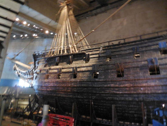 du kannst alles sehen vom Kiel bis zum Achterkastell aus 6 Stockwerken, die über Fahrstühle und  Treppen verbunden sind