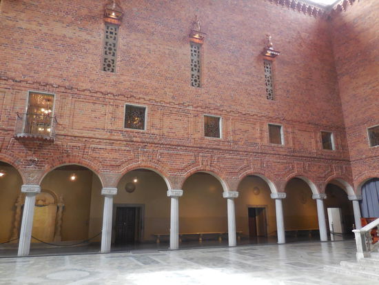 Der Blaue Saal hat kein Fitzelchen blau, sondern vielmehr rot. Aber der ursprüngliche Plan des Architekten war, den Saal mit blauem Marmor auszukleiden, was dann aus Kostengründen nicht ging, also blieb es beim roten Ziegelstein und trotzdem beim Namen "Blauer Saal".