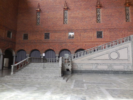 Der Architekt des Rathauses wusste sehr genau, was er wollte und es sollte perfekt sein. Die Treppe sollte z.B. geeignet sein für Defilees königlicher Hoheiten, musste insofern High-heel-und-Abendkleid-tauglich sein.