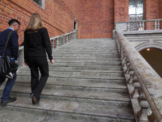 unsere weibliche Tourguide (rechts) erzählt sehr lustig und mitreißend Anekdoten rundum die Nobelpreis-Geschichte
