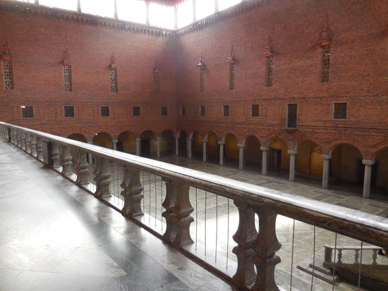 Der Blaue Saal wirkt viel zu klein für mehr als 1000 Gäste + Tische + Stühle + mehr als 200 Kellner, die die einzelnen Gänge des Diners möglichst zeitgleich für alle, höchstens aber mit einer Abweichung von 2 Minuten auf die Tische bringen müssen