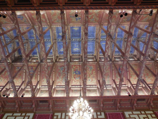 Die Decke erinnert an ein Schiff