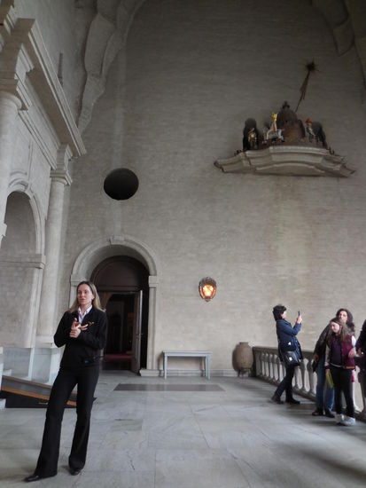 hier stehen wir unterhalb des Turmes des Rathauses, der 106 m hoch ist. On top befindet sich das Wahrzeichen von Stockholm, die Tre Kronor, 3 Kronen. Der Turm kann besichtigt werden, aber erst ab Mai jeden Jahres. Es gibt auch einen Fahrstuhl. Warum der Turm ausgerechnet 106 m hoch ist ? Weil der höchste Turm Dänemarks, Erzfeind Schwedens zur damaligen Bauzeit, 105 m hoch war. Man musste es einfach nur toppen...