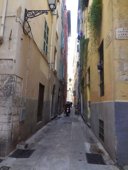 Nach ca. 15-minütigem Irrlauf durch die schmalen Gassen von Nice vieille ville lande ich im äußerst schönen Hotel Rossetti - direkt neben der Kathedrale Sainte Réparate an der place Rossetti