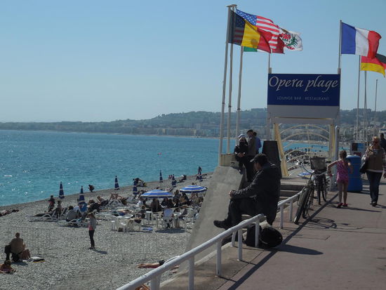 Es ist ein Kiesstrand und man ist sich noch sehr uneinig hier: Einige sitzen in warmen Jacken an der Promenade, andere liegen in Badeklamotten am Strand. Und ein paar ganz wenige sind sogar schon im Wasser. Ich hab´s probiert: Die Wassertemperatur ist brrrrr !