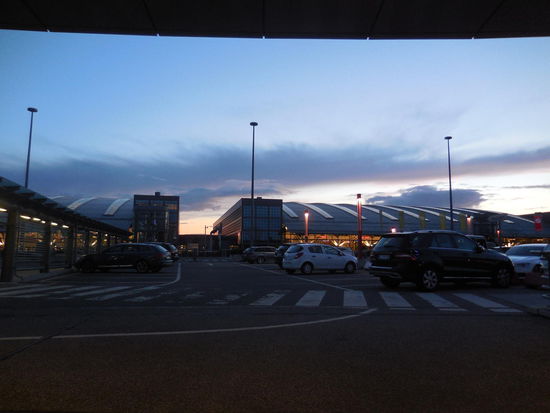 Hamburg Airport aus einer Perspektive, die ich jetzt gern gehabt hätte, nämlich vom Eingang des Radisson Blu Hotels direkt gegenüber der Terminals. Findet dieses Mal aber nicht statt, weil dieses mein Lieblingshotel mir nur noch einen Zimmerpreis von 149 EUR für eine Nacht anbieten konnte und ich deswegen dankend verzichtet habe. Was zuviel ist, ist zuviel. Und wenn´s noch so schön gewesen wäre...
