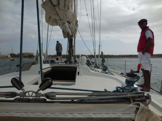 An Bord der "White Times" geklettert und auf dem Achterdeck Platz genommen. Der Typ mit der roten Weste ist der Segelgehilfe an Bord, zuständig für´s Kurbeln und das Catering.