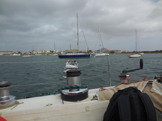 Mittig zu sehen: Das kleine weiße Schlauchboot