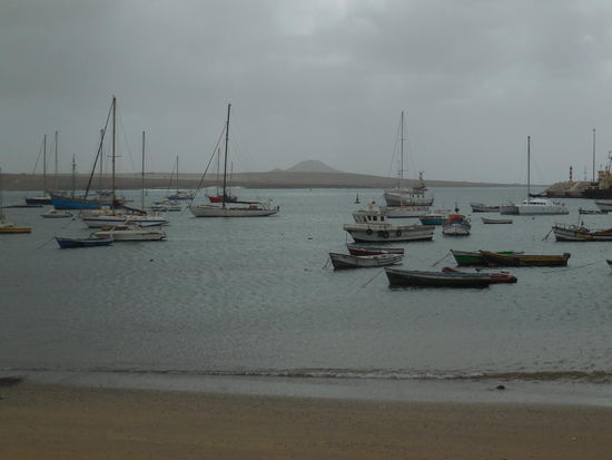 zurück im Hafen und wieder aalglatte See... als wäre nichts gewesen. Nur zur Information: Vor 2 Wochen ist zwischen 2 Inseln der Kapverden eine Fähre gesunken, es gab wohl 12 Überlebende, mindestens 10 Tote und etliche Passagiere sind noch nicht gefunden. Gestern war Aufruhr am Pier von Santa Maria, ein Fischerboot mit 2 Personen ist nicht zurück gekommen, es gab keinen Handy-Kontakt mehr
