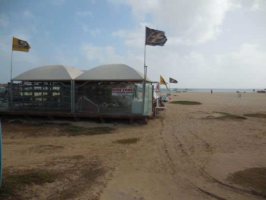 Eine der vielen Surfschulen