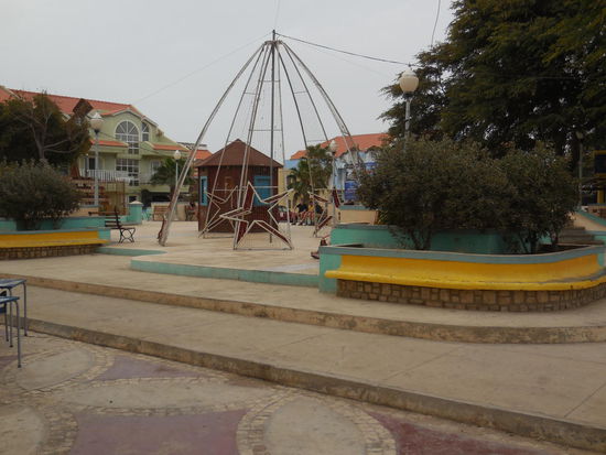 der zentrale Platz im Zentrum von Santa Maria, er soll umgestaltet und wesentlich modernisiert werden. Die Pläne hängen schon aus.