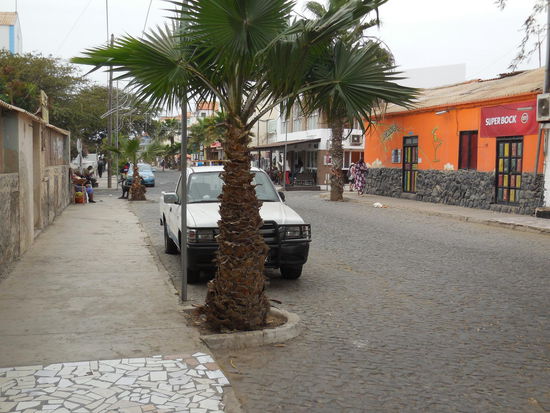 Ja, das ist die Hauptstraße von Santa Maria... es steppt hier nicht gerade der Bär...viel belebter habe ich die Straße nie gesehen..