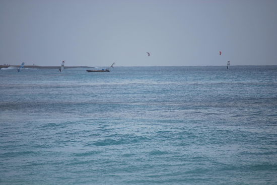 Wind- und Kitesurfer. Es gibt jedoch noch einen extra Kite-Beach, der "gestopft" voll ist mit Kitern - also voll nach hiesigen Maßstäben...