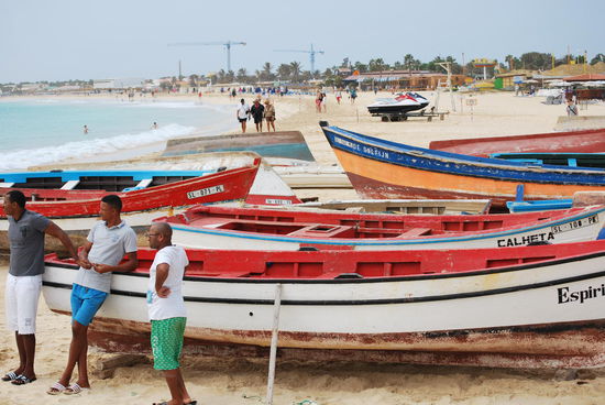 Die Dinger sind echt nicht sicher genug für die Verhältnisse hier, deswegen passieren auch viele Unglücke und die Menschen haben gehörigen Respekt vor dem Meer...