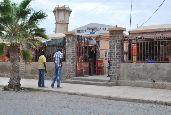 Souvenirmarkt - fest in senegalesischer Hand