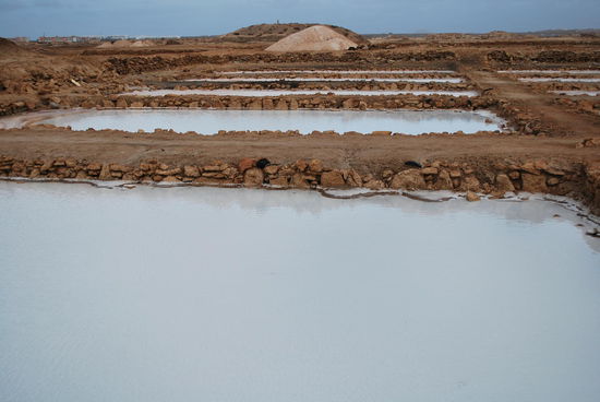 Die Salzlake ist sehr ölig in der Konsistenz - mit ein Grund, warum das Baden ist extrem salzhaltigen Gewässern, wie z.B. auch dem Toten Meer so gut für die Haut ist und gegen Krankheiten wie Neurodermitis hilft.
